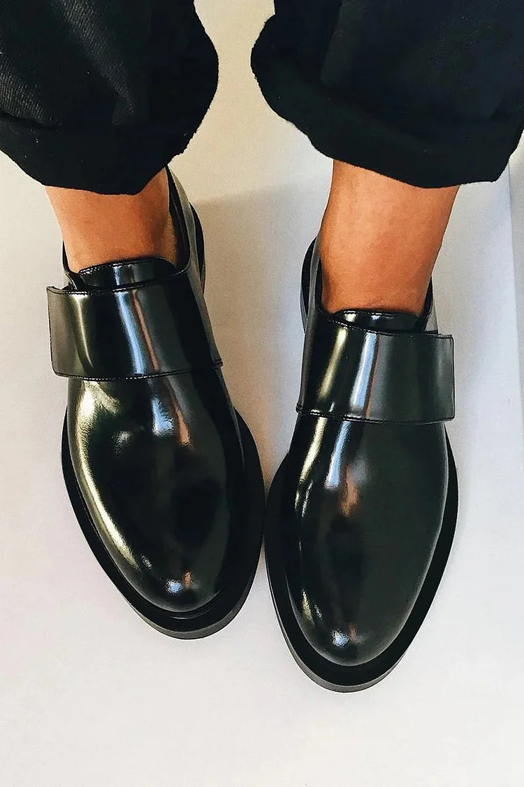 TARA | Elegant shiny loafers with a strap for an impeccable style