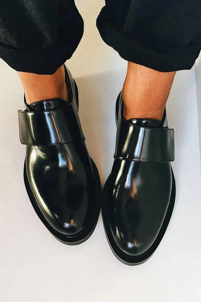 TARA | Elegant shiny loafers with a strap for an impeccable style