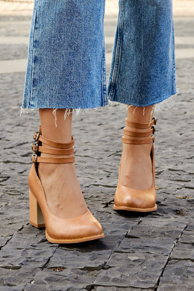 Caa™ | Elegant smooth sandals with ankle strap and chunky heel for a sophisticated look