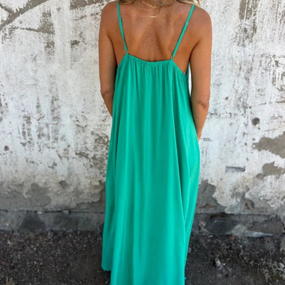 ALEXANDRA | ELEGANT DRESS WITH V-NECK